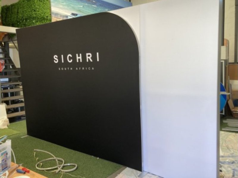 Fabric banner wall with premium SEG graphics and Tenstyle® aluminium frame.
