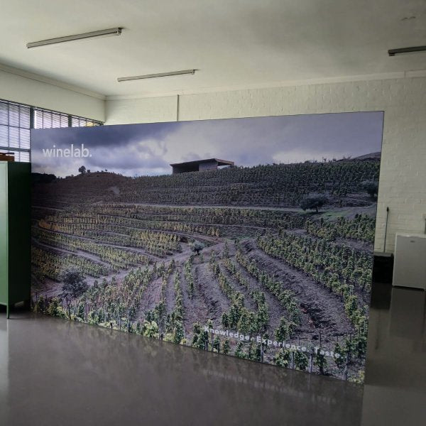 Fabric banner wall with premium SEG graphics and Tenstyle® aluminium frame.
